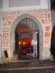 das mittelalterliche Eingangsportal des Cafés